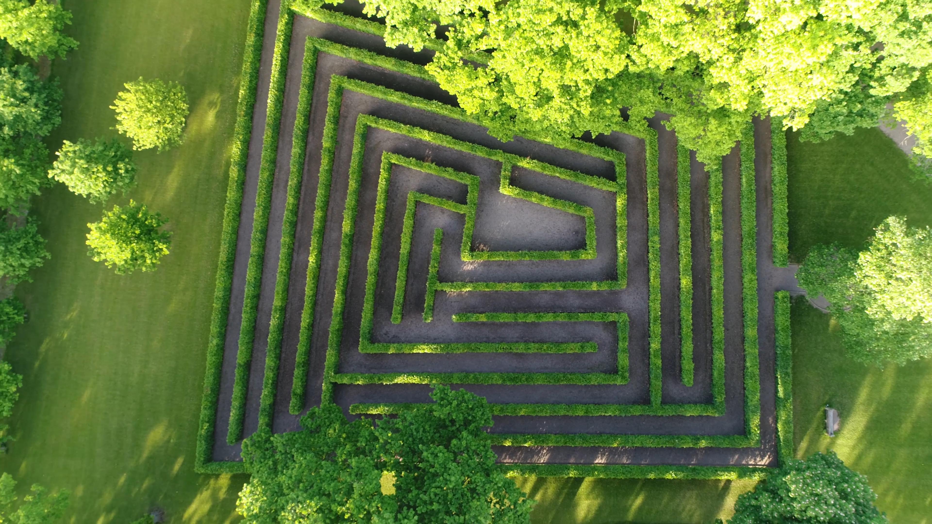 To The Envy of Ariadne, or Where Mobile Navigation Leads a User To